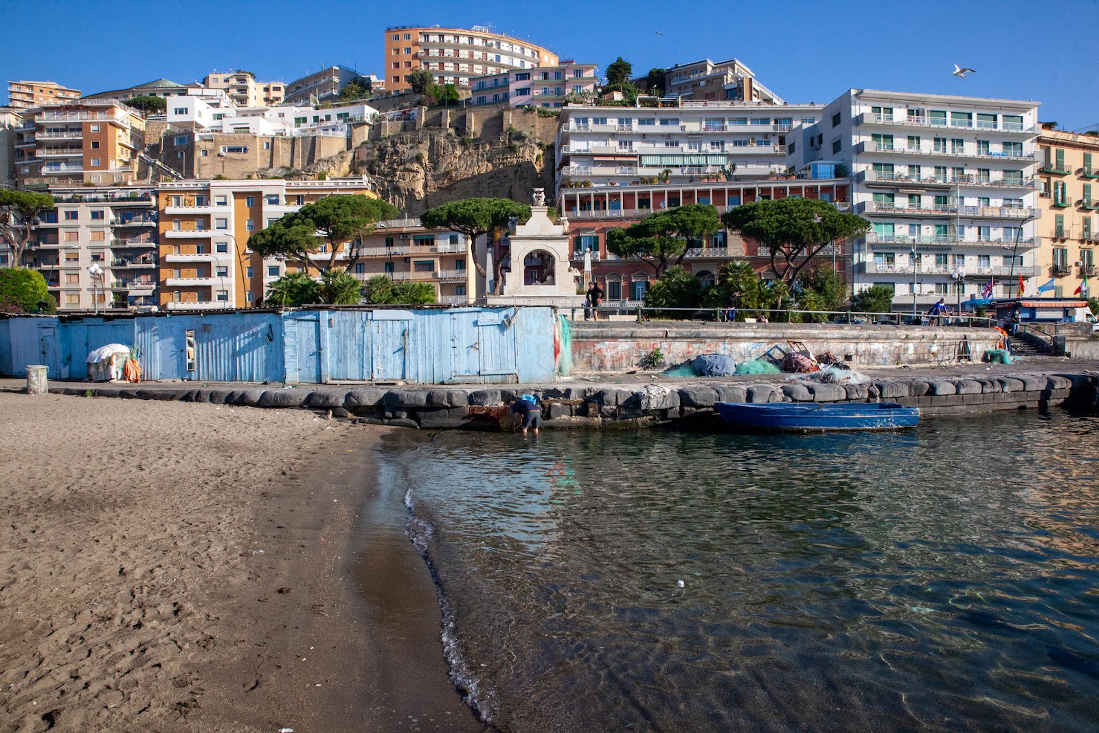 Φωτογραφία του Spiaggia Mergellina με καθαρό μπλε νερό επιφάνεια