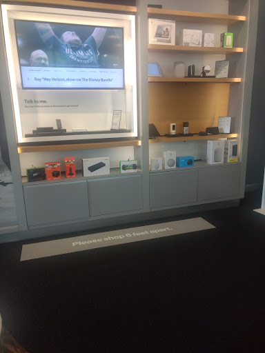 Cell Phone Store «Verizon», reviews and photos, 1335 Lake Woodlands Dr A, The Woodlands, TX 77380, USA