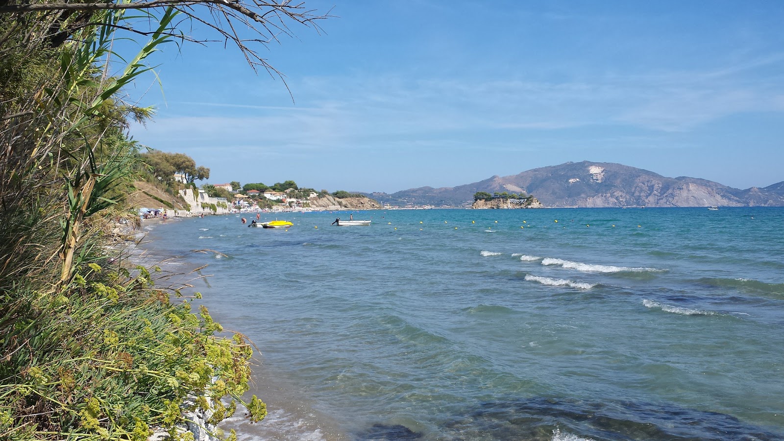 Foto van Agios Sostis beach II met ruim strand