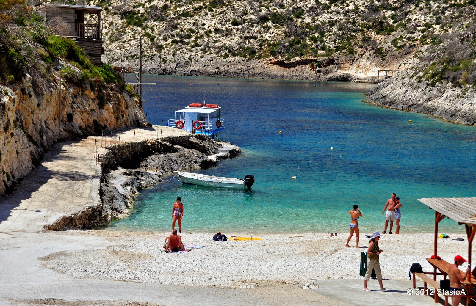 Zdjęcie Porto Vromi Beach poparte klifami
