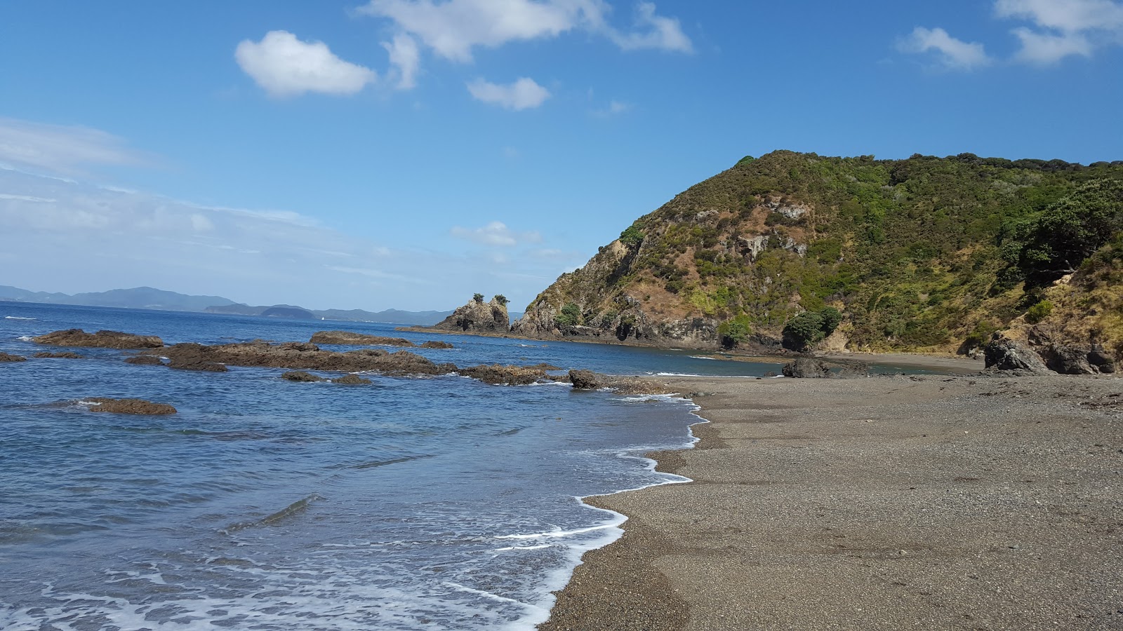 Foto van Rocky Bay Reserve met ruim strand