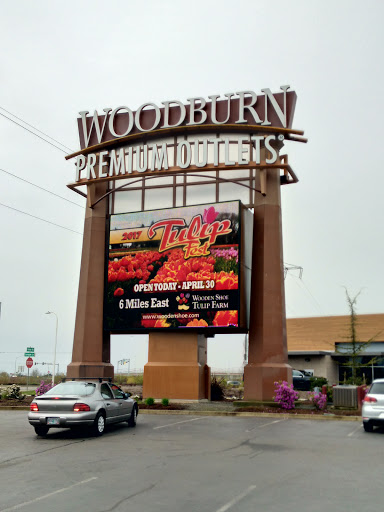 Shopping Mall «Woodburn Premium Outlets», reviews and photos, 1001 N Arney Rd, Woodburn, OR 97071, USA