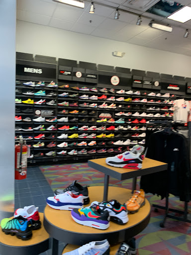 Shoe Store «Foot Locker», reviews and photos, 184 Exton Square Mall, Exton, PA 19341, USA