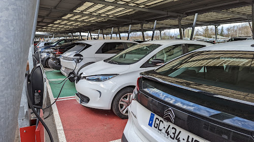 Borne de recharge de véhicules électriques Tesla Destination Charger Sierentz