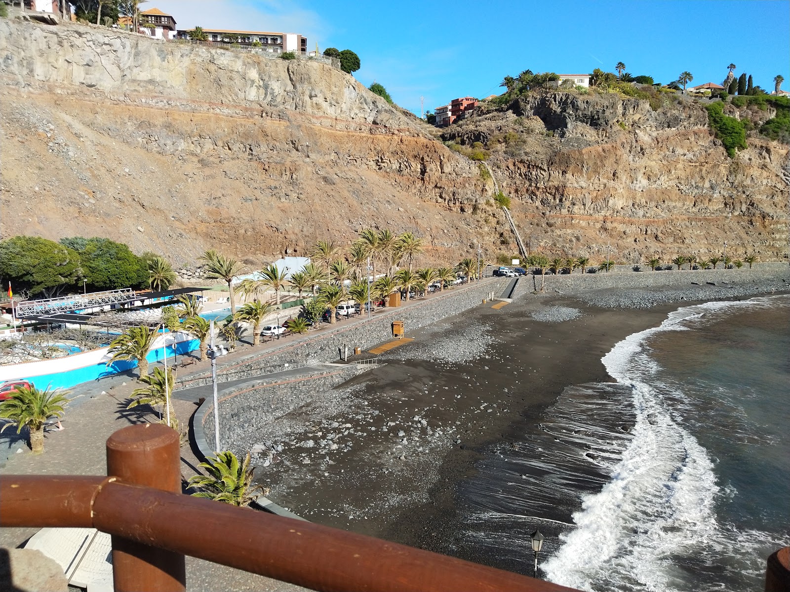 Photo de Playa de la Cueva entouré de montagnes