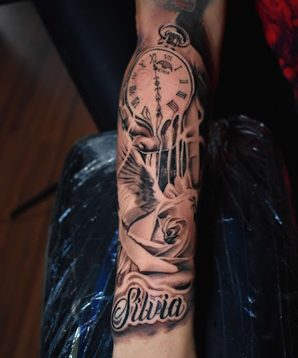 Explore female tattoo ideas for arm, creative tattoo ideas in Tulia, available at Mister Placasos Tattoo Shop