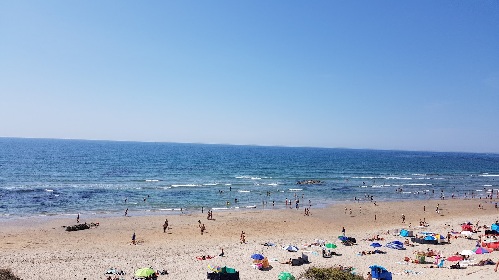 Foto von Praia da Apulia mit heller feiner sand Oberfläche