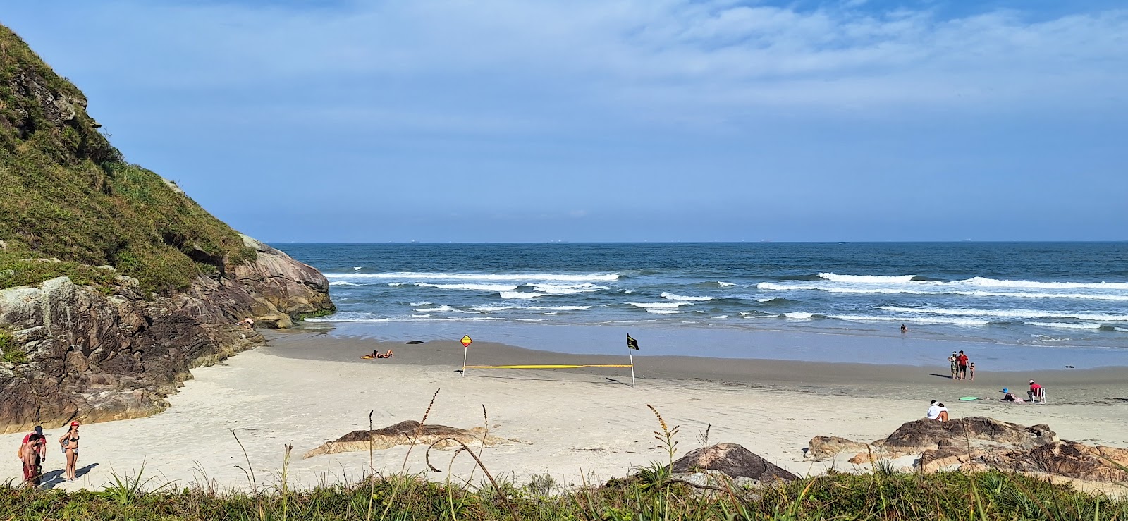 Foto von Praia da Gruta umgeben von Bergen