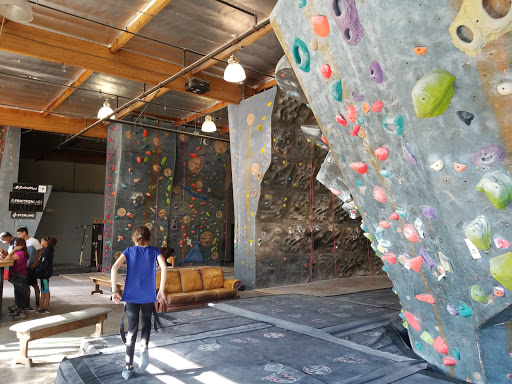 Rock Climbing Gym «Hangar 18 Indoor Climbing Gym - Long Beach», reviews and photos, 2599 E Willow St, Signal Hill, CA 90755, USA