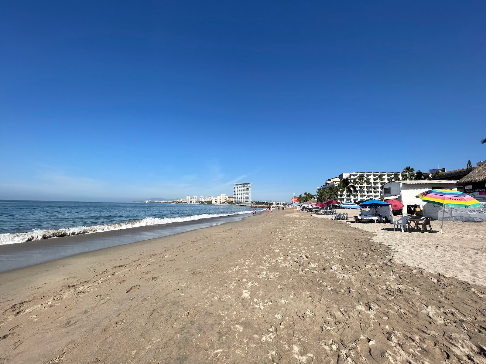 Valokuva Playa de Oroista. pinnalla harmaa hiekka:n kanssa