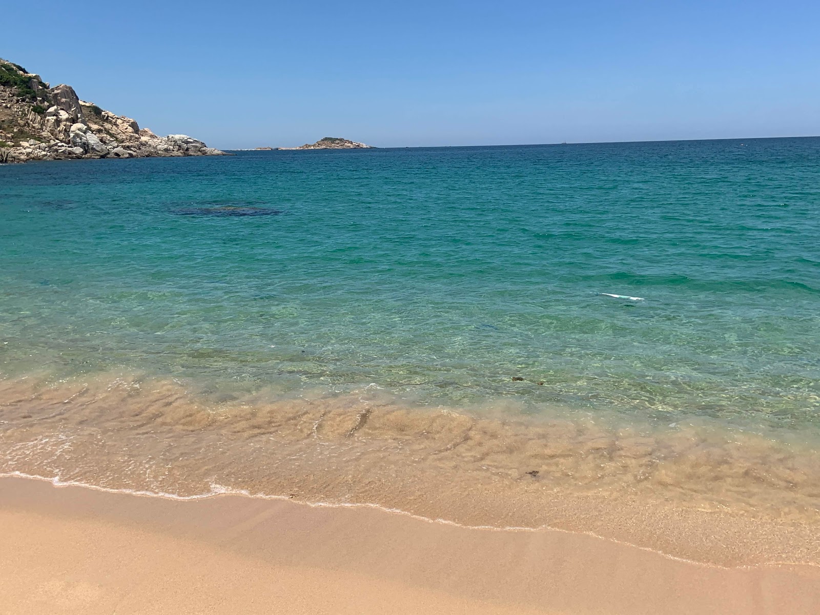 Photo de Cha La Beach entouré de montagnes