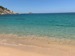 Photo de Cha La Beach entouré de montagnes