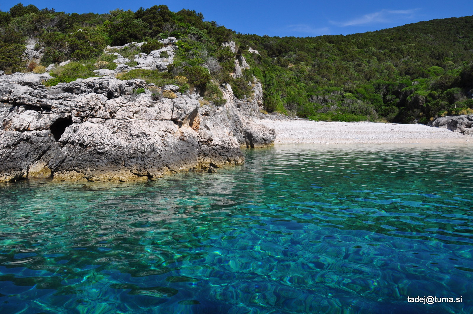 Foto de Brbinjscica Bay II com água cristalina superfície