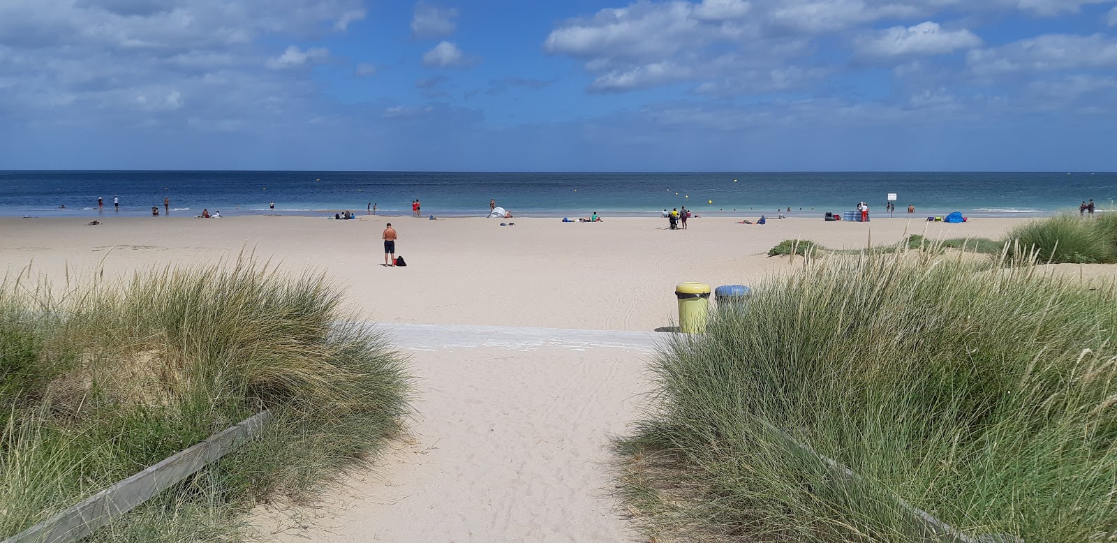 Fotografie cu Plaja Ouistreham - locul popular printre cunoscătorii de relaxare