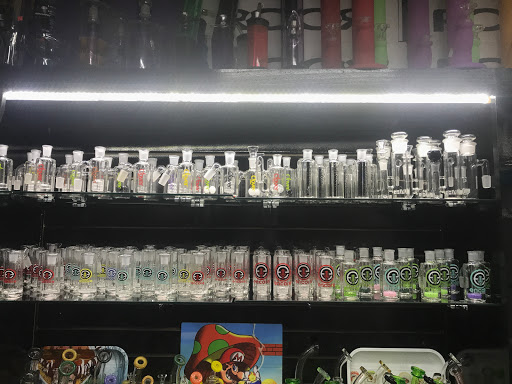 Tobacco Shop «The Hub Smoke Shop & Gifts», reviews and photos, 6410 N Oak Trafficway, Kansas City, MO 64118, USA