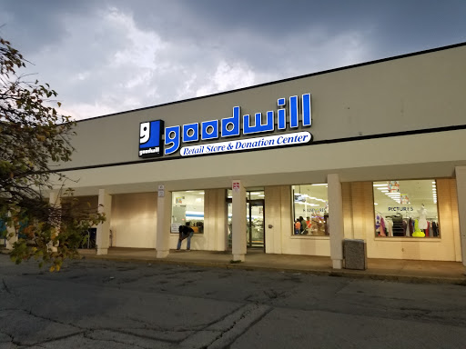 Thrift Store «Goodwill Retail Store of Florissant», reviews and photos, 472 Lindbergh Blvd, Florissant, MO 63031, USA