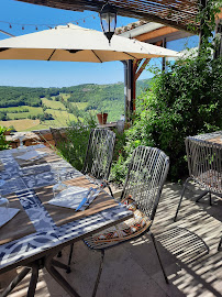 Atmosphère du Restaurant français Le Jardin Des Lys à Puycelsi - n°15