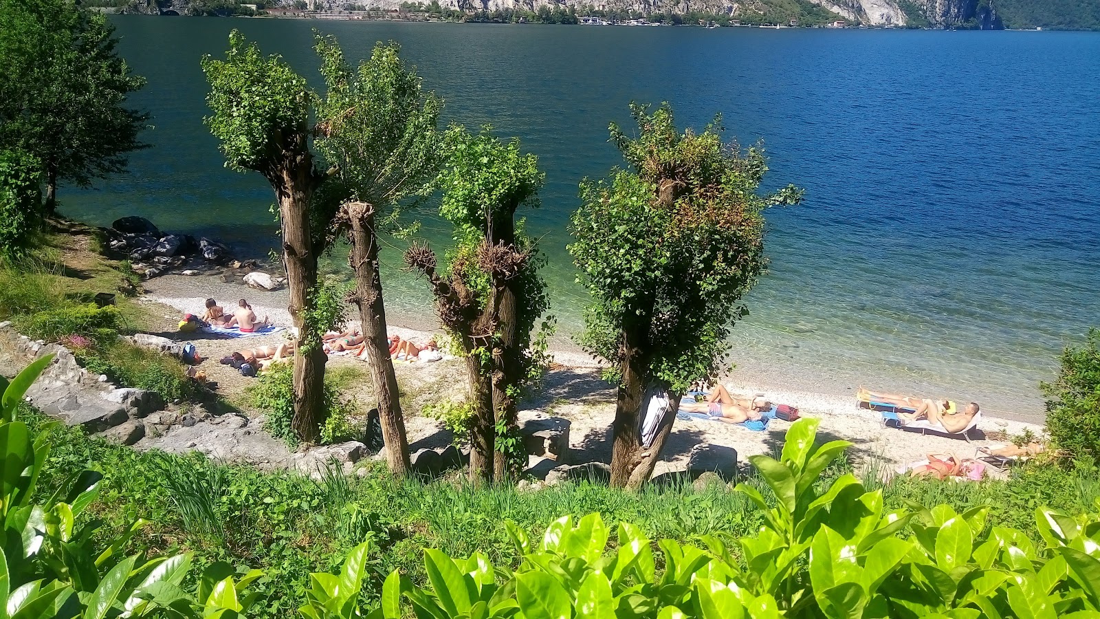 Fotografie cu Spiaggia Abbadia Lariana cu nivelul de curățenie înalt