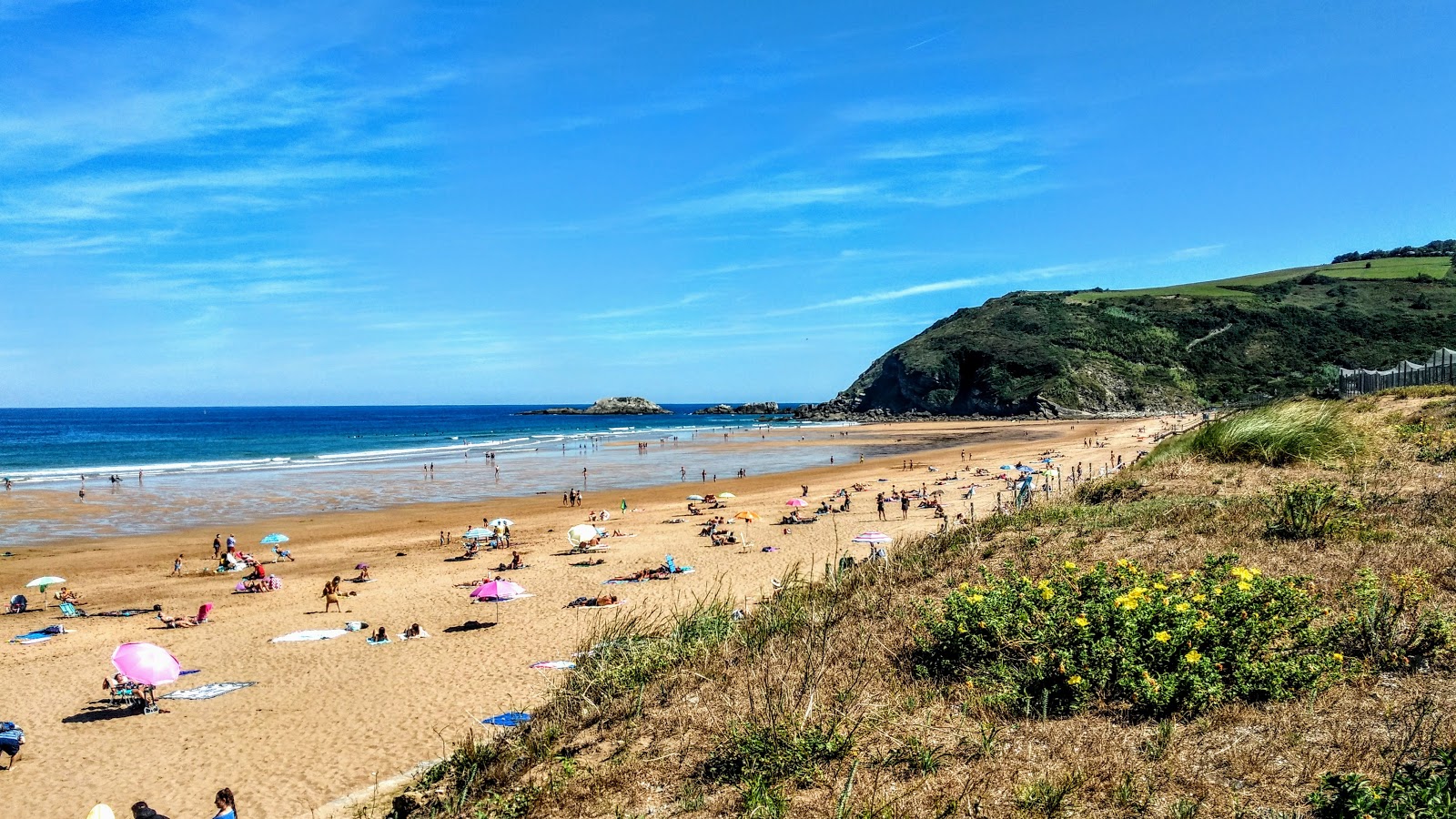 Valokuva Zarautzin rantaista. sisältäen pitkä lahti