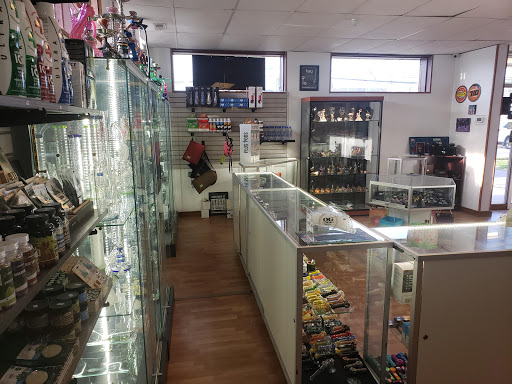Tobacco Shop «Harbor Glass & Fine Tobacco», reviews and photos, 409 W Ehringhaus St, Elizabeth City, NC 27909, USA