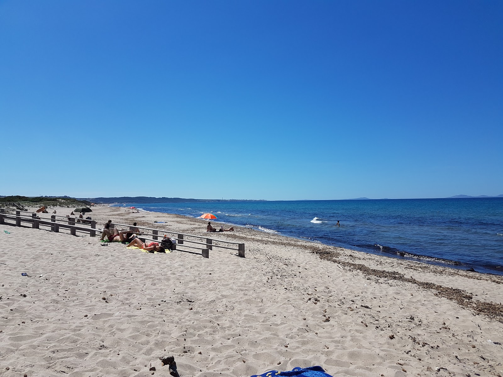 Fotografija Plaža Platamona z svetel pesek površino