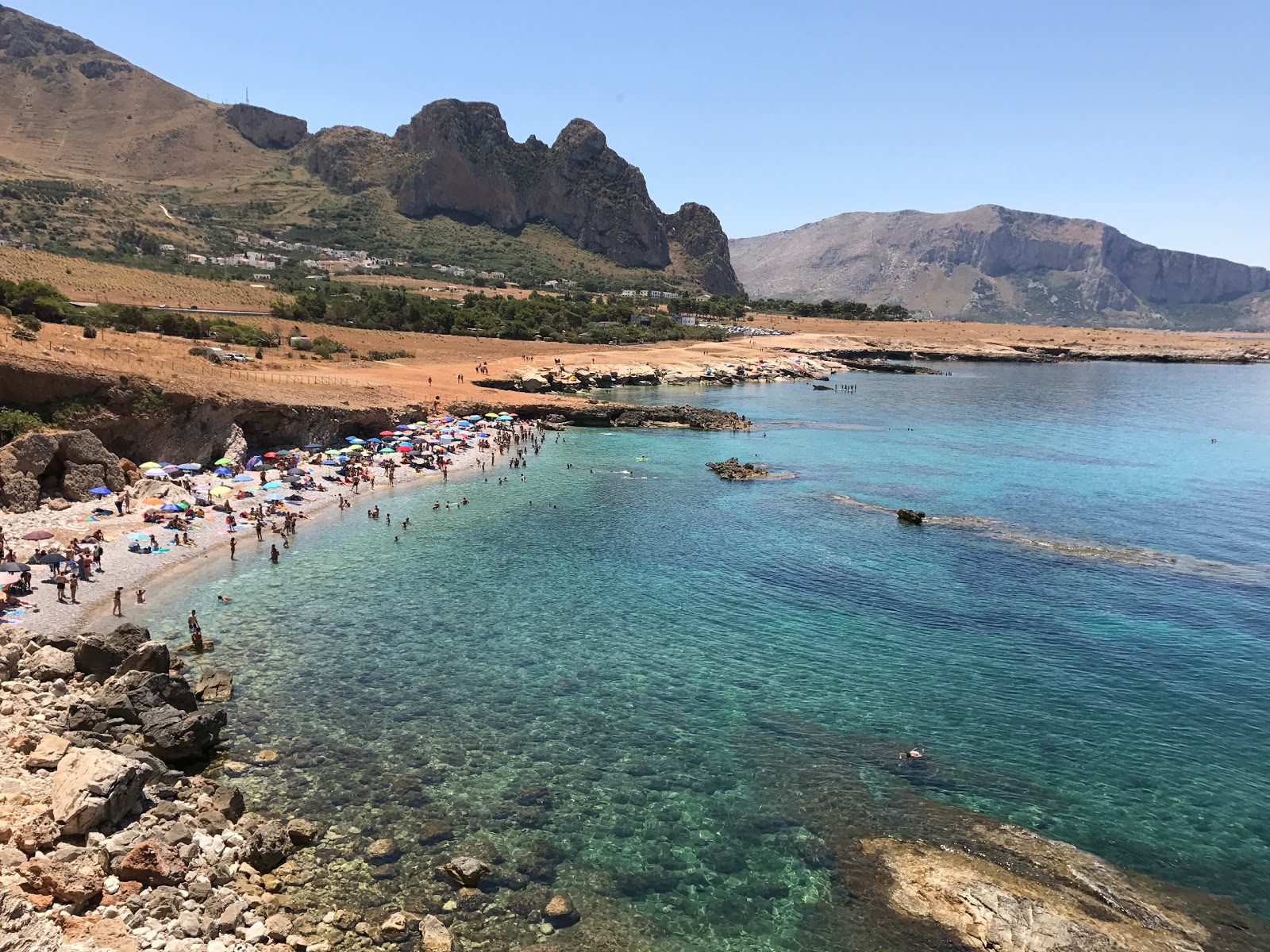 Foto de Bue Marino Beach com pedras cinzentas superfície