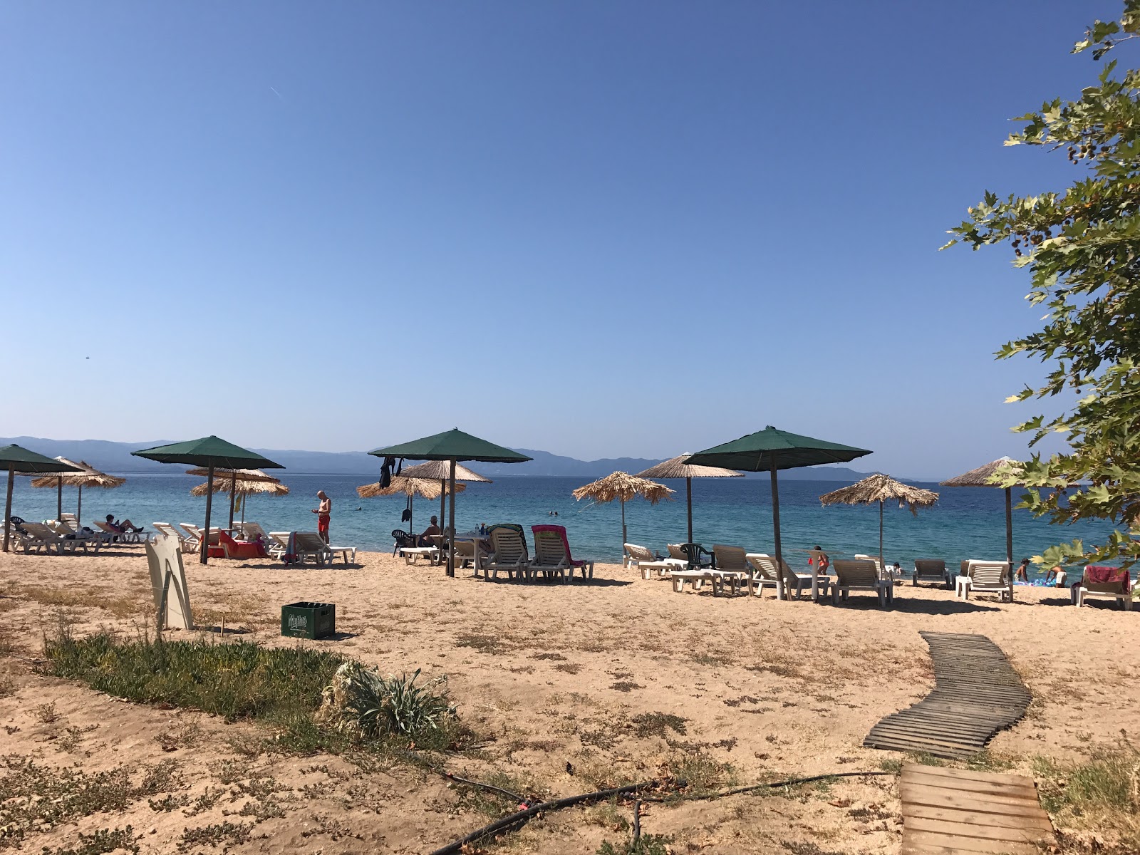 Fotografie cu Komitsa Beach - locul popular printre cunoscătorii de relaxare