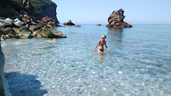 Crvena glavica beach'in fotoğrafı ve yerleşim