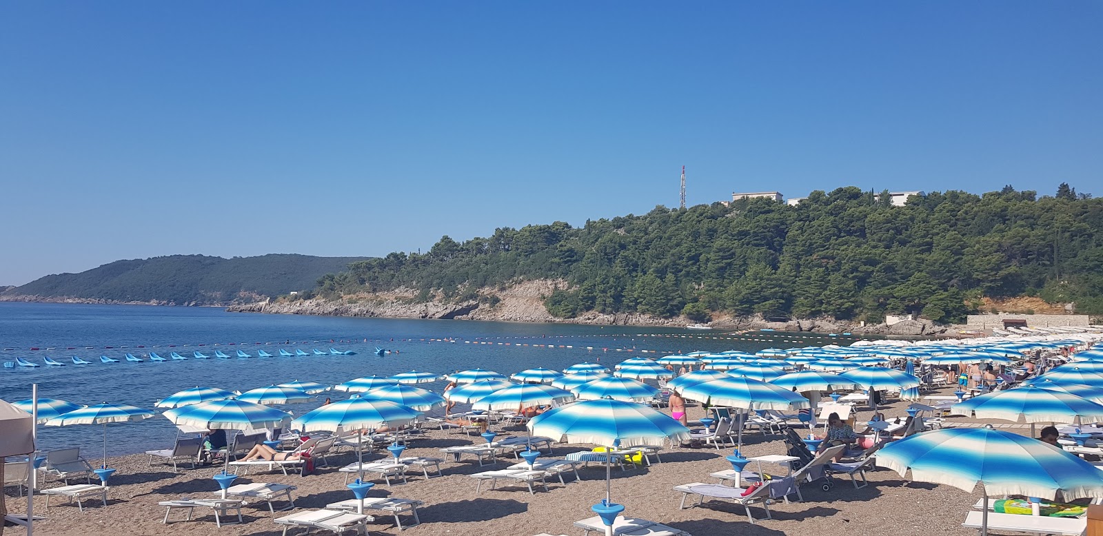 Foto de Becici beach - lugar popular entre os apreciadores de relaxamento