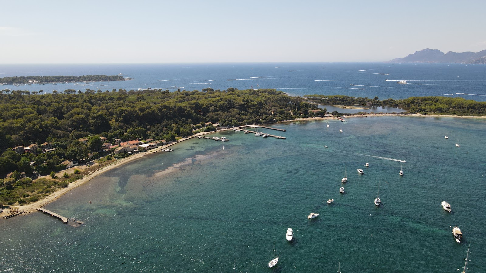 Plage du Bateguier Florence Arthaud'in fotoğrafı geniş bir kıyı şeridi ile birlikte