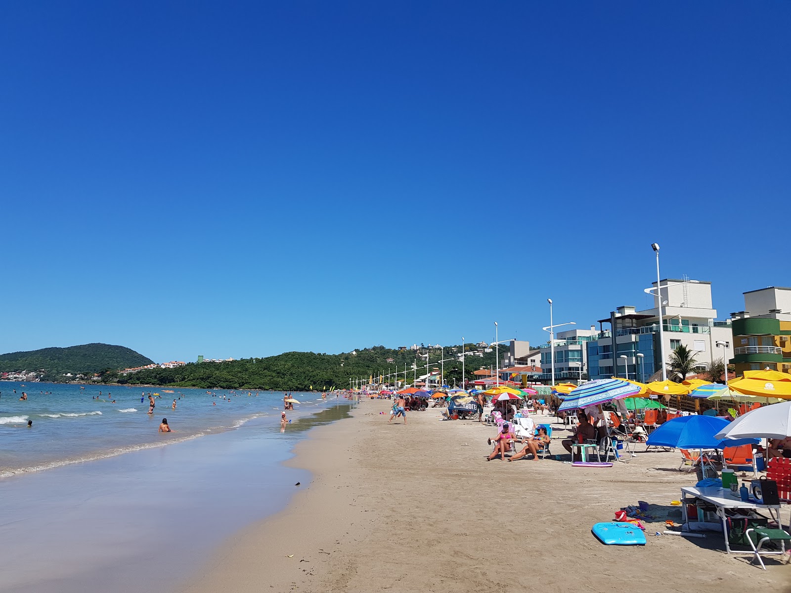 Φωτογραφία του Praia de Bombas με φωτεινή λεπτή άμμο επιφάνεια