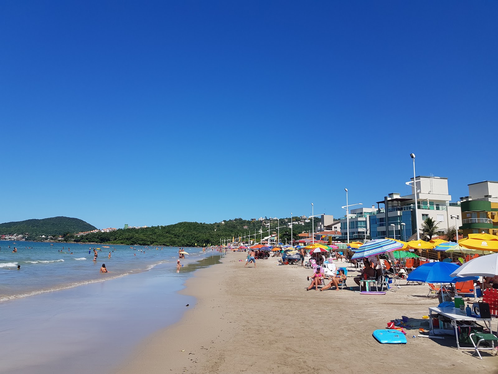 Foto di Praia de Bombas con una superficie del sabbia beige fine
