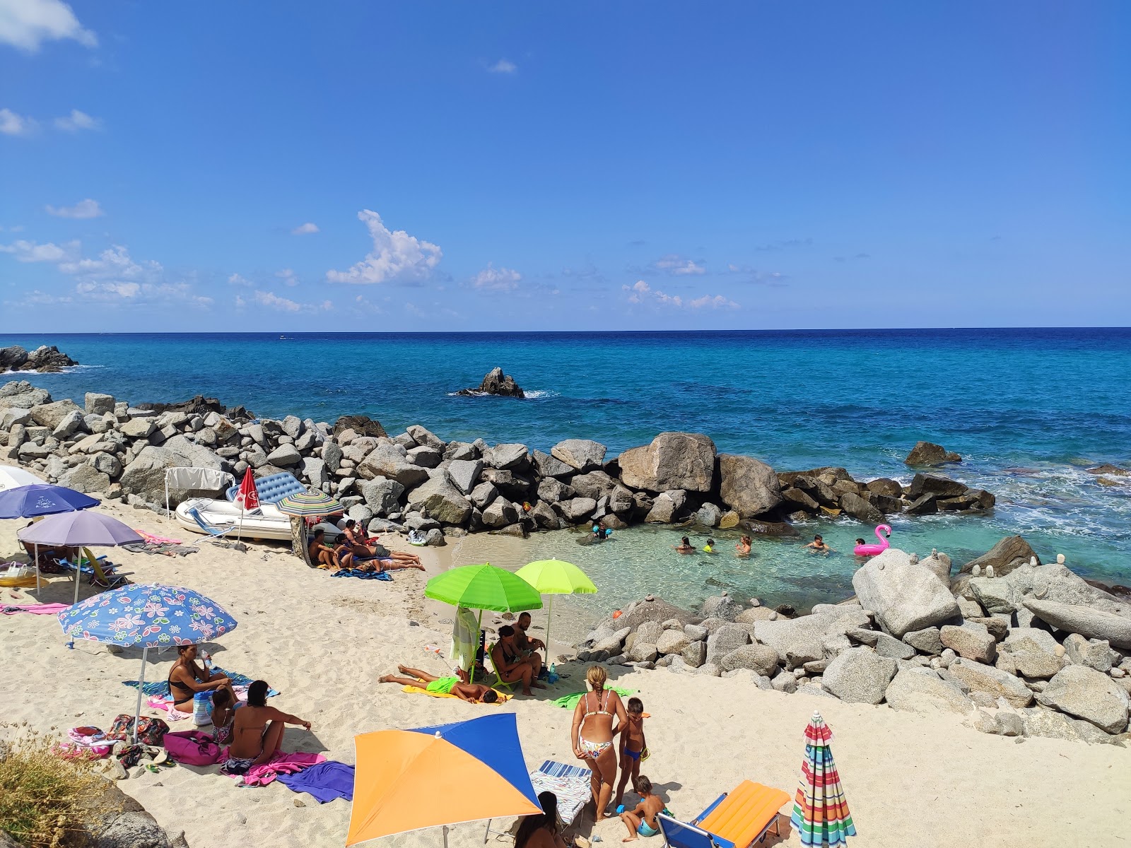 Camping Paradiso beach'in fotoğrafı hafif çakıl yüzey ile