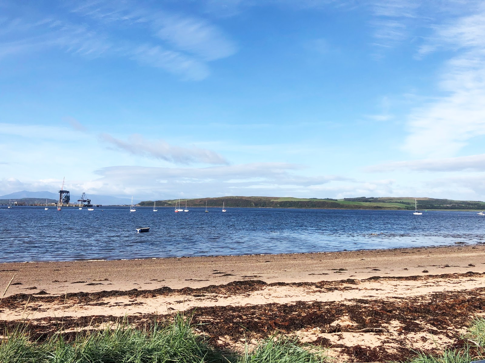 Photo de Ferry Row Beach avec rivage droit, long