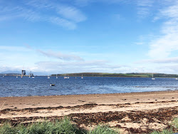 Photo de Ferry Row Beach avec rivage droit, long