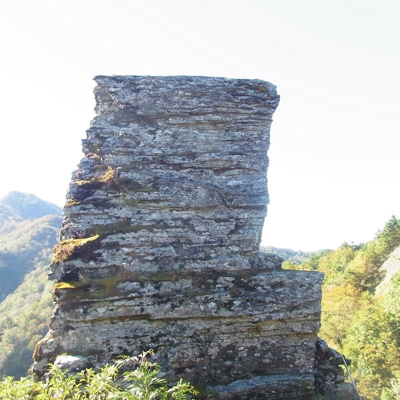 石堂山の御塔石