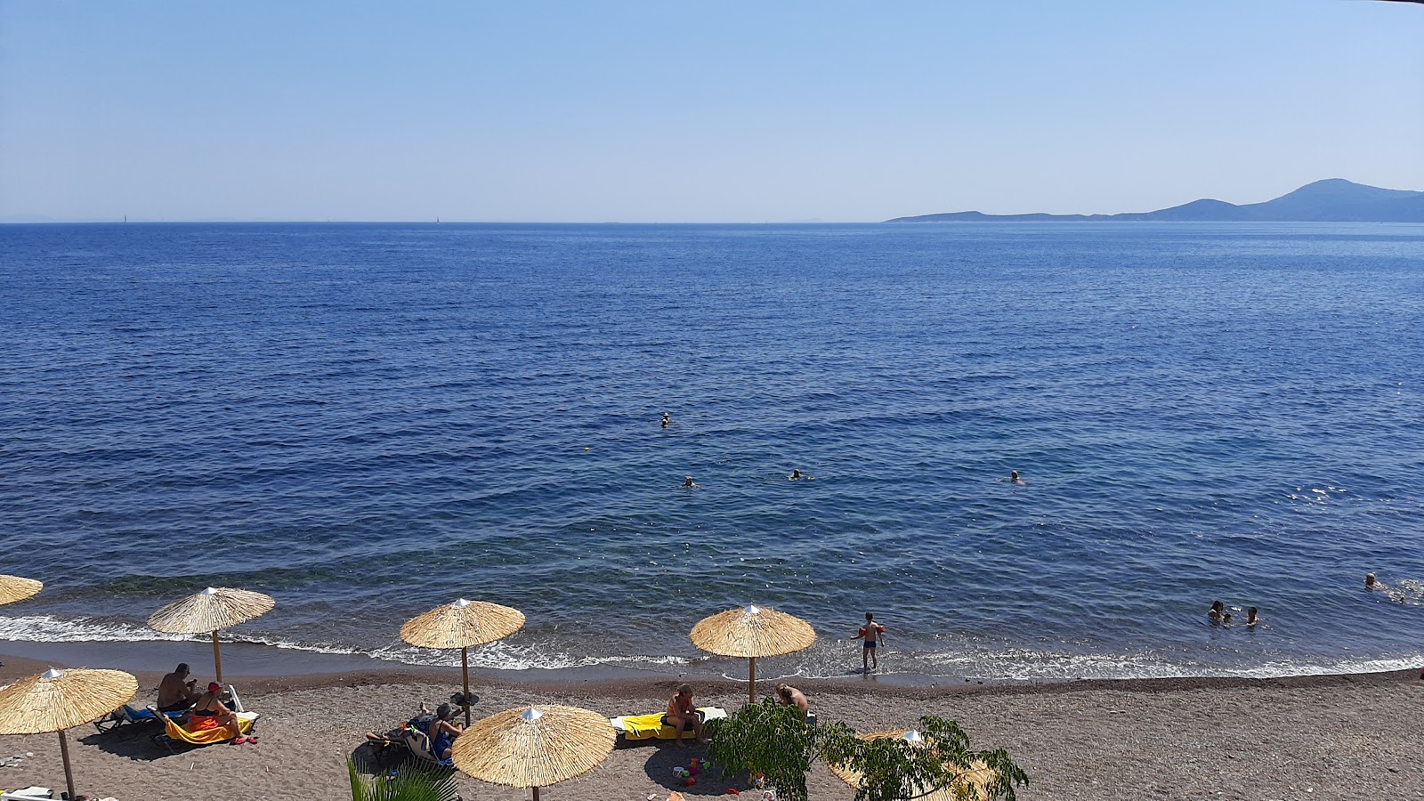 Foto di Aktis Saronikoi con una costa dritta