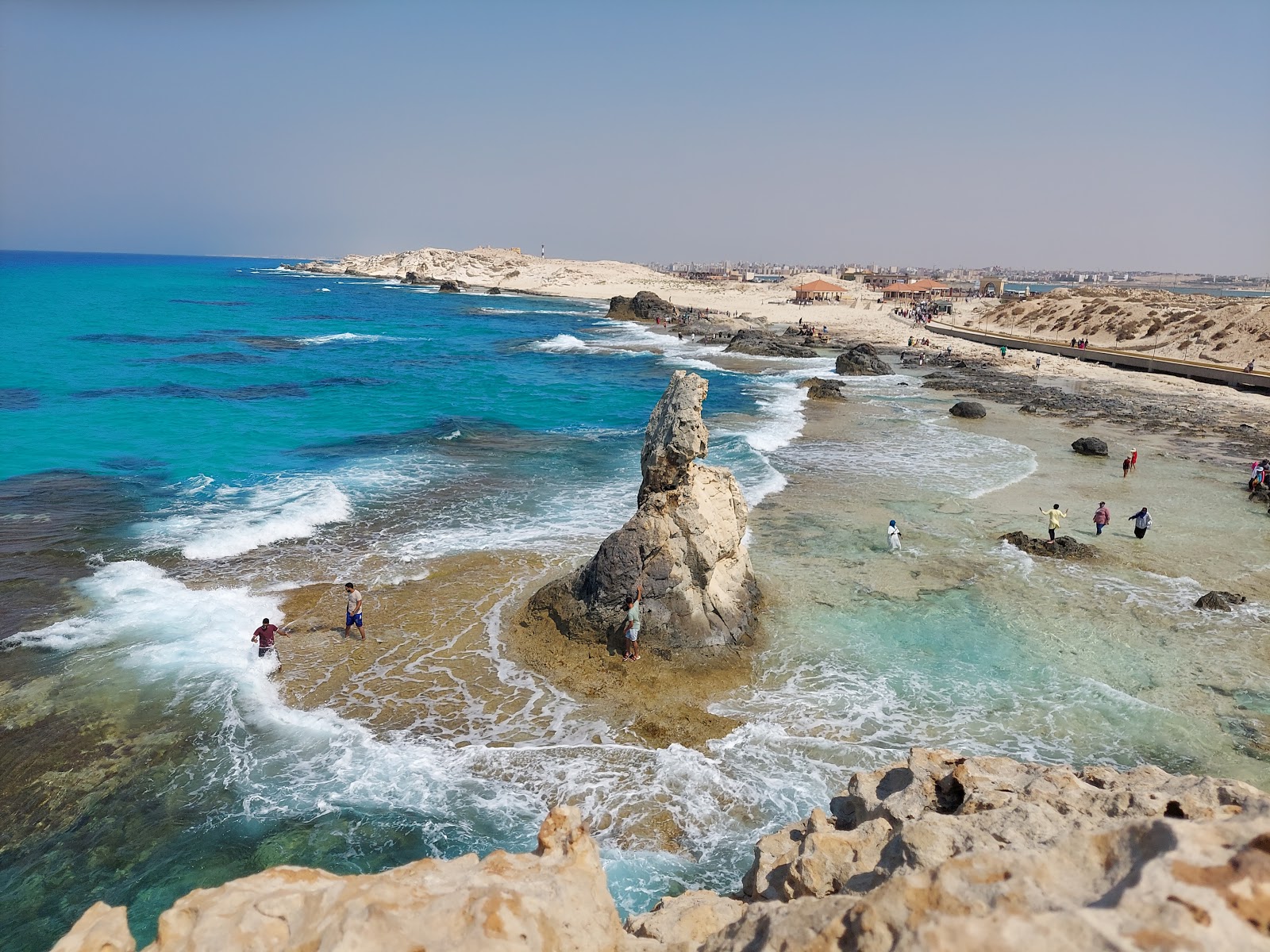 Cleopatra Bath Beach的照片 带有明亮的沙子和岩石表面