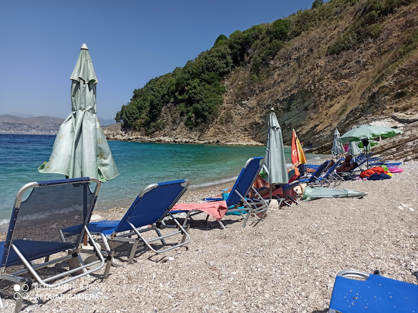 Foto de Manastir Beach apoiado por penhascos