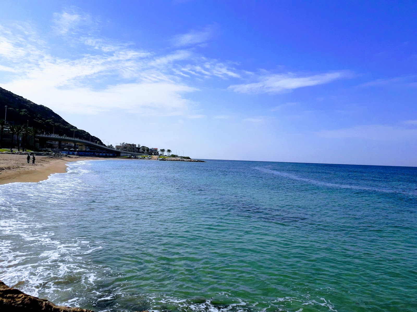 Fotografie cu Yigal Amster beach - locul popular printre cunoscătorii de relaxare