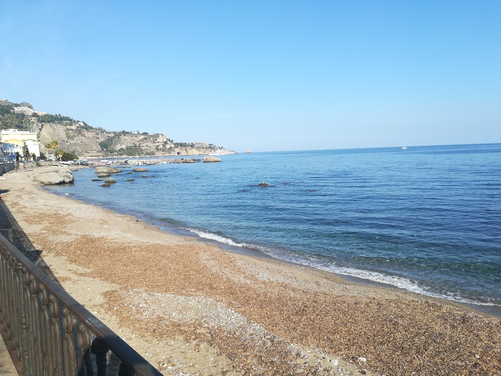 Foto van Spiaggia Giardini Naxos met gemiddeld niveau van netheid