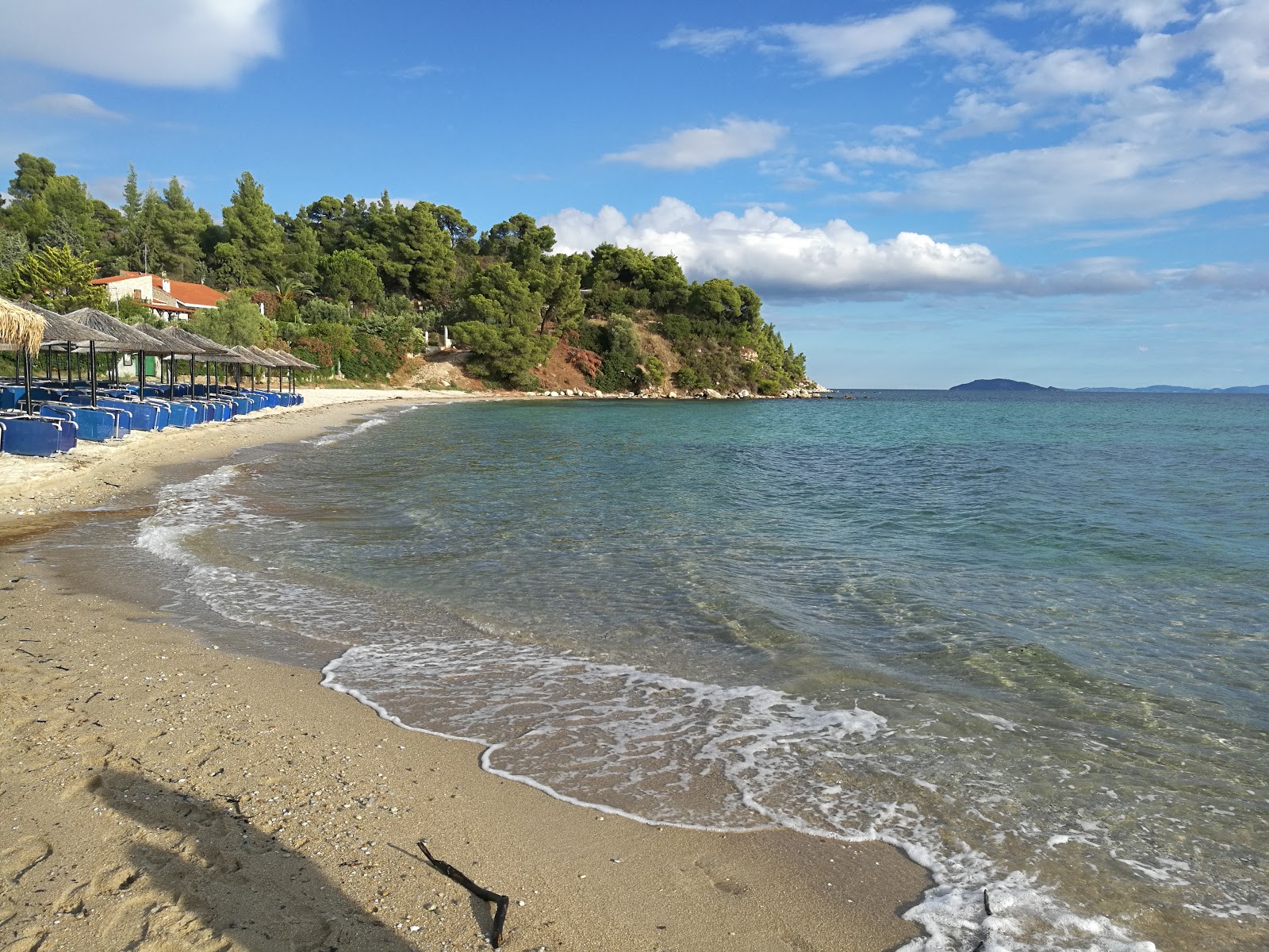 Photo de Koviou beach protégé par des falaises