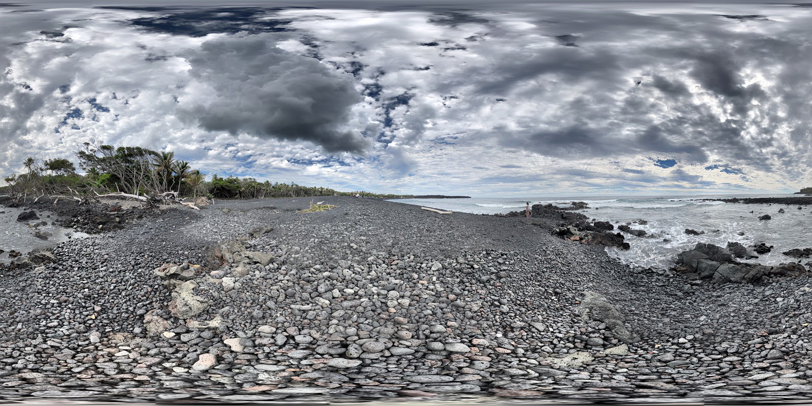 Foto de Kehena Black Sands apoiado por penhascos