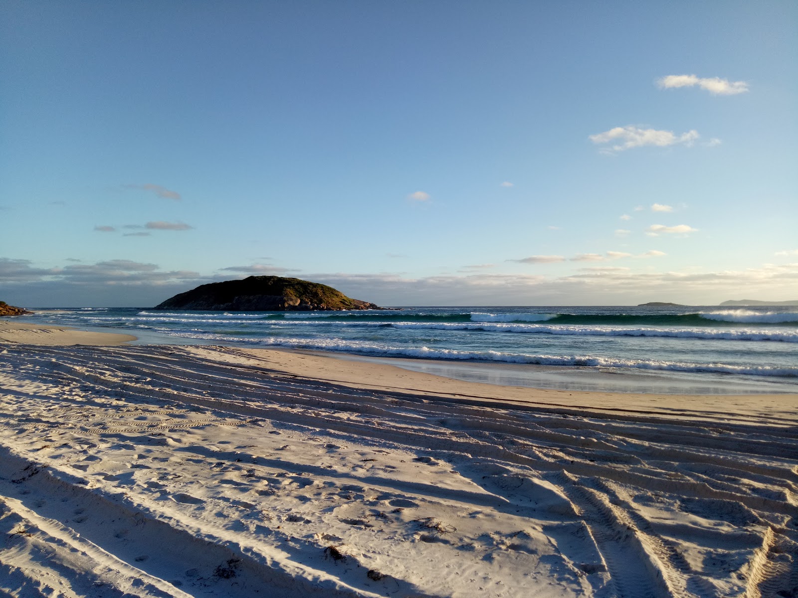 Foto de Muttonbird Beach - lugar popular entre os apreciadores de relaxamento