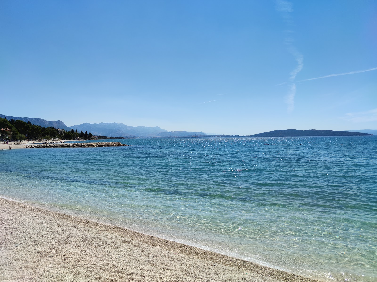 Foto von Dardin beach von Klippen umgeben