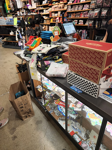 Zumiez, 14000 Lakeside Cir #2550, Sterling Heights, MI 48313, USA, 