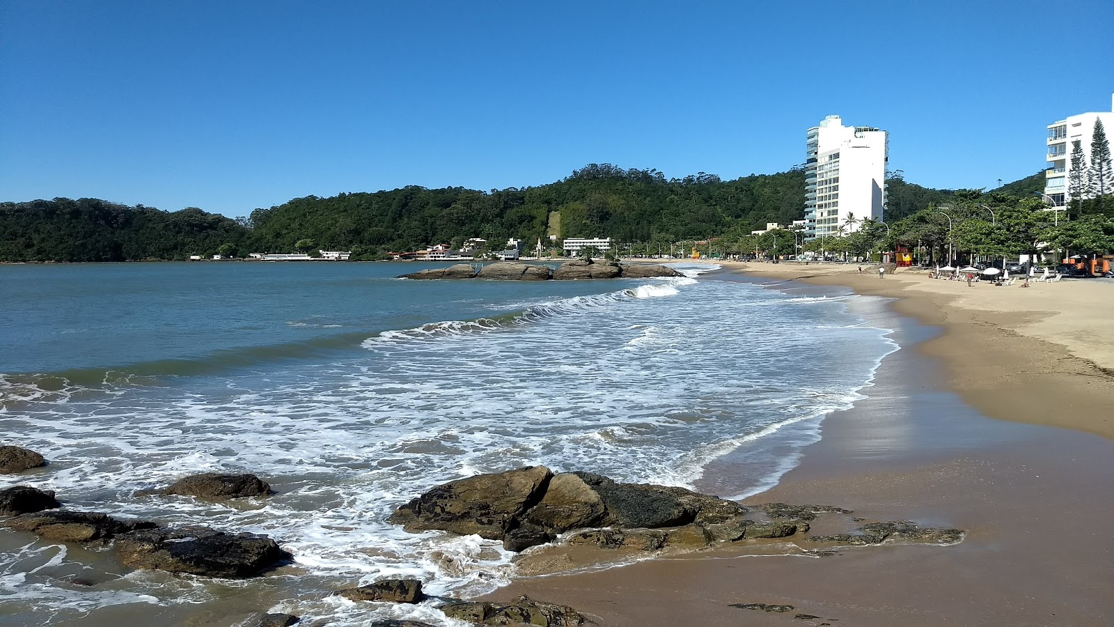 Φωτογραφία του Praia de Cabecudas με φωτεινή άμμος επιφάνεια