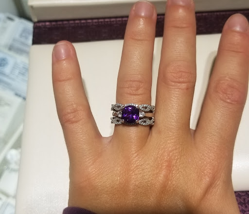 Jewelry Store «Helzberg Diamonds», reviews and photos, 1201 Lake Woodlands Dr Suite #2058, The Woodlands, TX 77380, USA