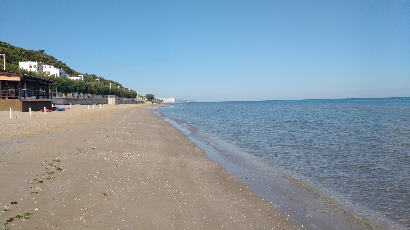 Foto van Spiaggia di San Menaio met bruin zand oppervlakte