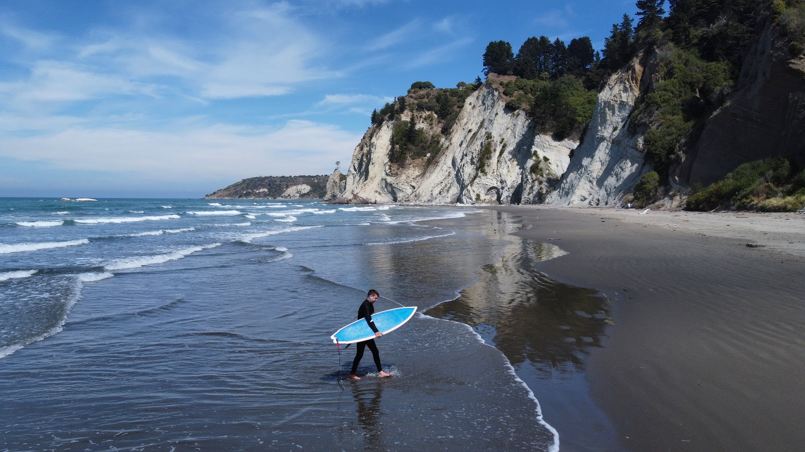 Photo de Gore Bay Beach avec sable noir avec caillou de surface